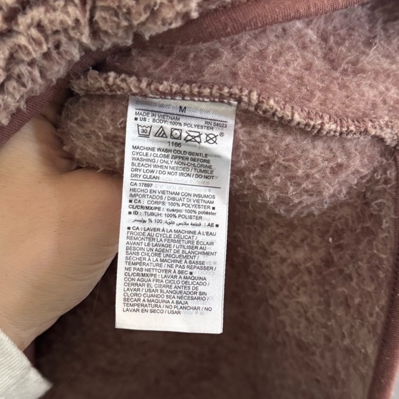 Old Navy Women’s Medium Cozy Sherpa Quarter-Zip Pullover - Picture 4 of 4